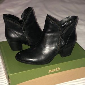 LIKE NEW! IN BOX! Earth Hawthorne Black Leather Boot - Size 6.5